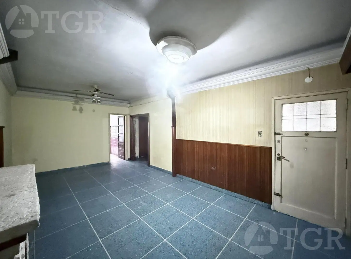 VENTA DE CASA 3 AMBIENTES. Con parrilla y garage. EN LOMAS DEL MIRADOR 2