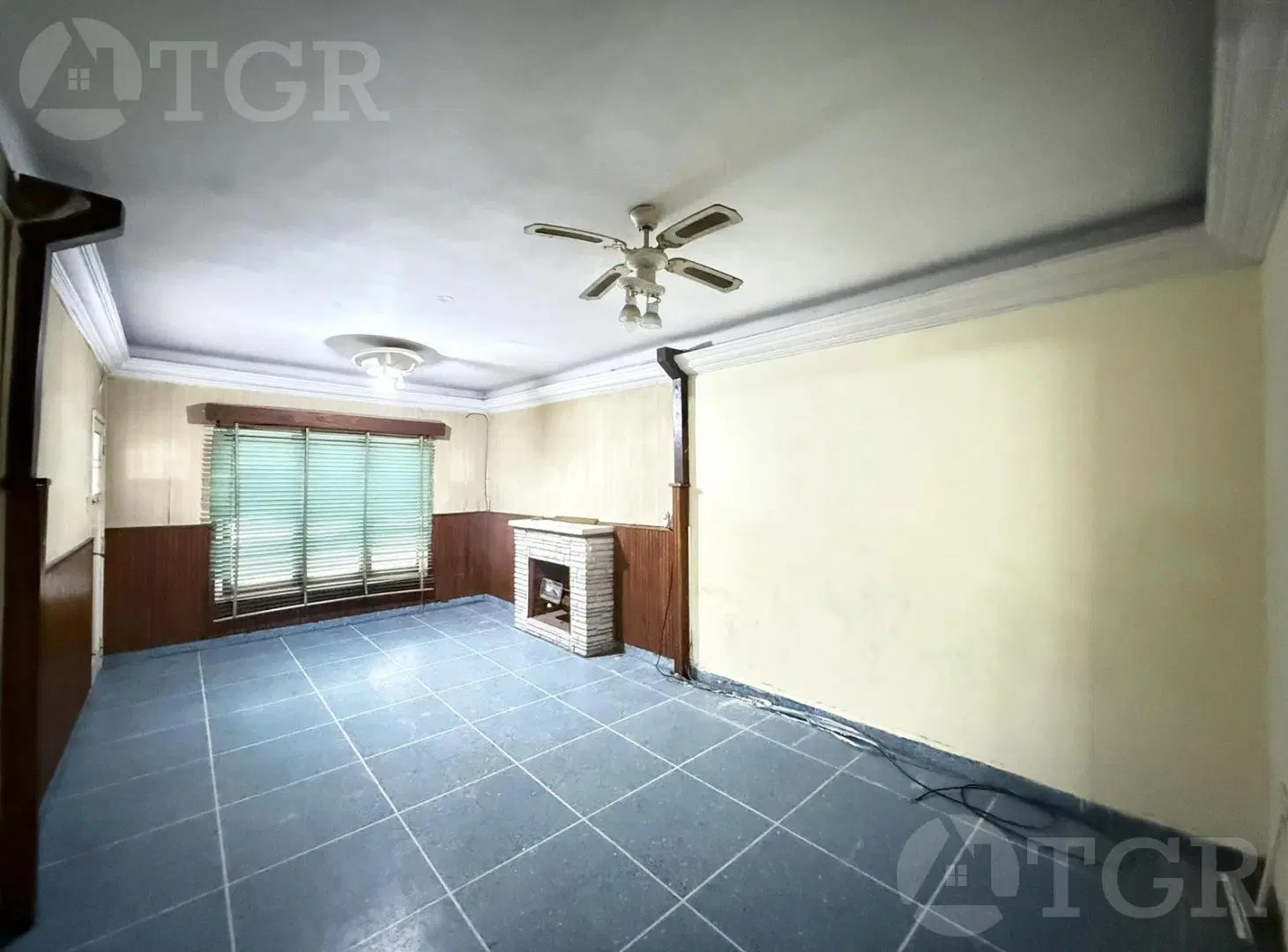 VENTA DE CASA 3 AMBIENTES. Con parrilla y garage. EN LOMAS DEL MIRADOR 3