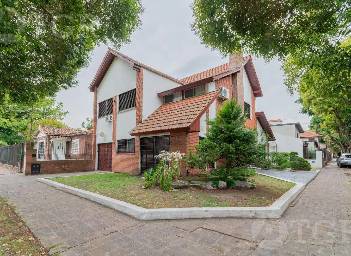 Venta Casa chalet  de 3 dormitorios con en el corazon Adrogue 2