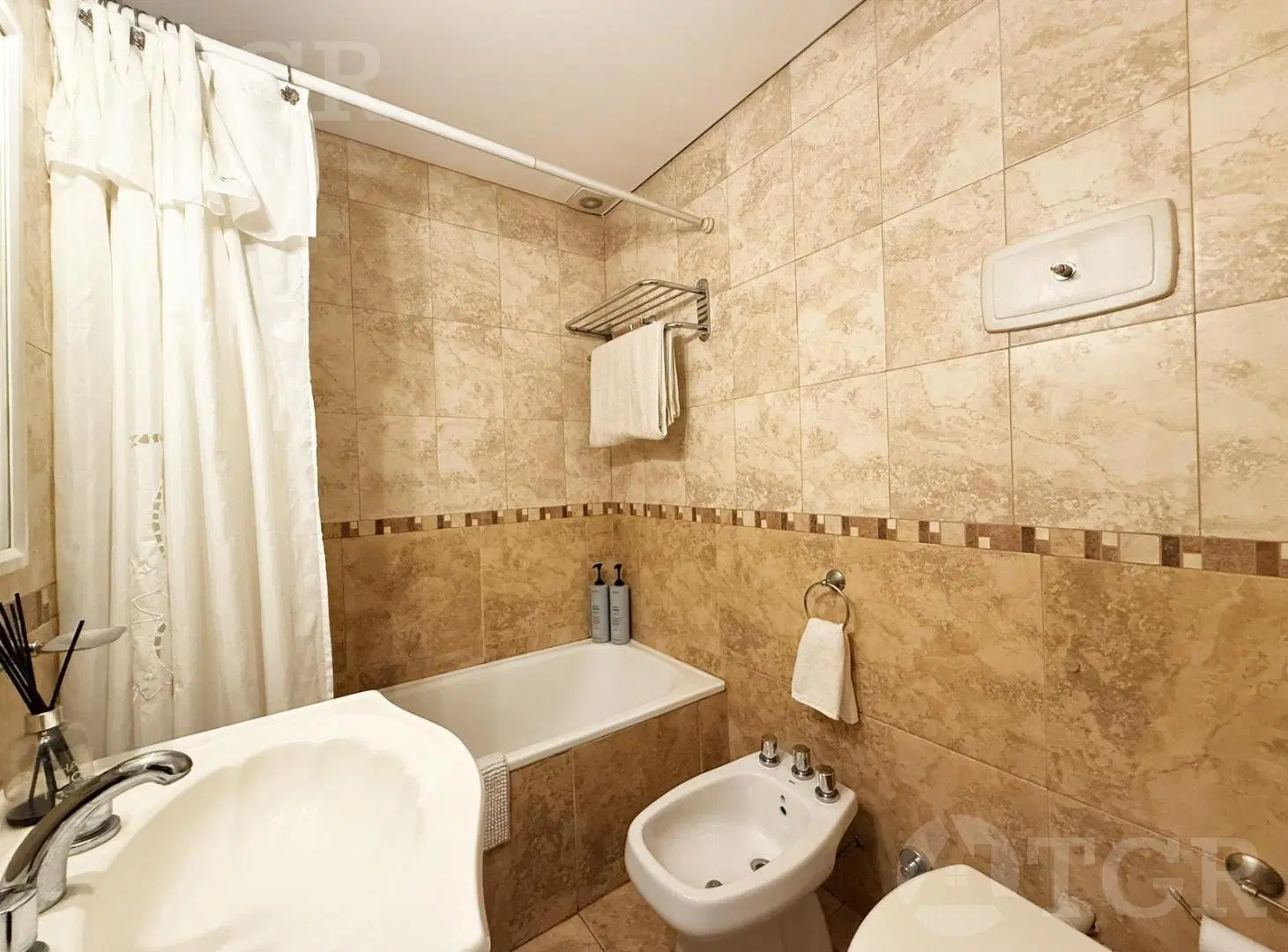 Venta triplex 4 ambientes en Lomas del Mirador 2