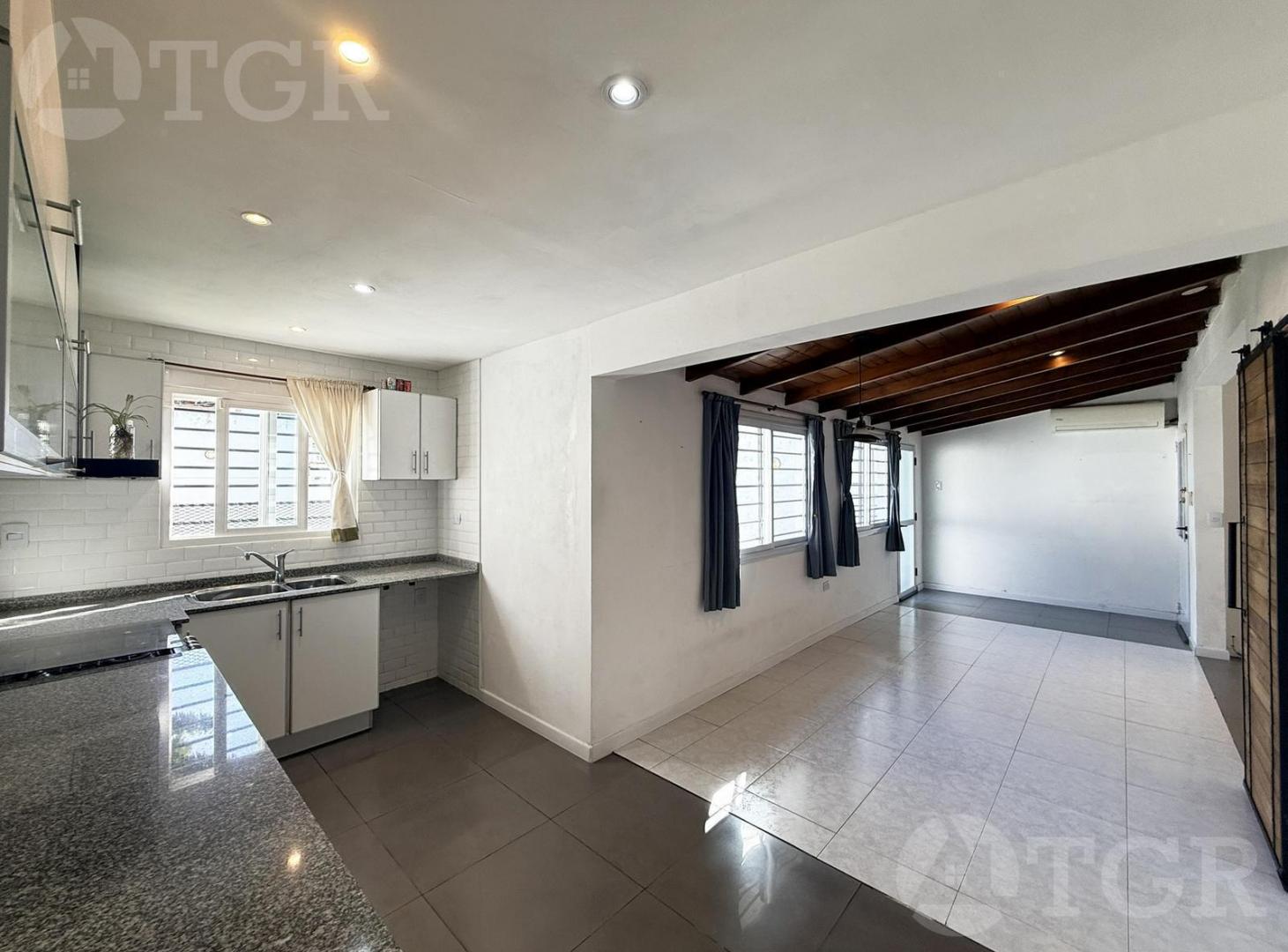 Foto de VENTA CASA 3 AMBIENTES, JARDÍN CON 2 COCHERAS EN SAN ANDRÉS, ZONA, imagen 2