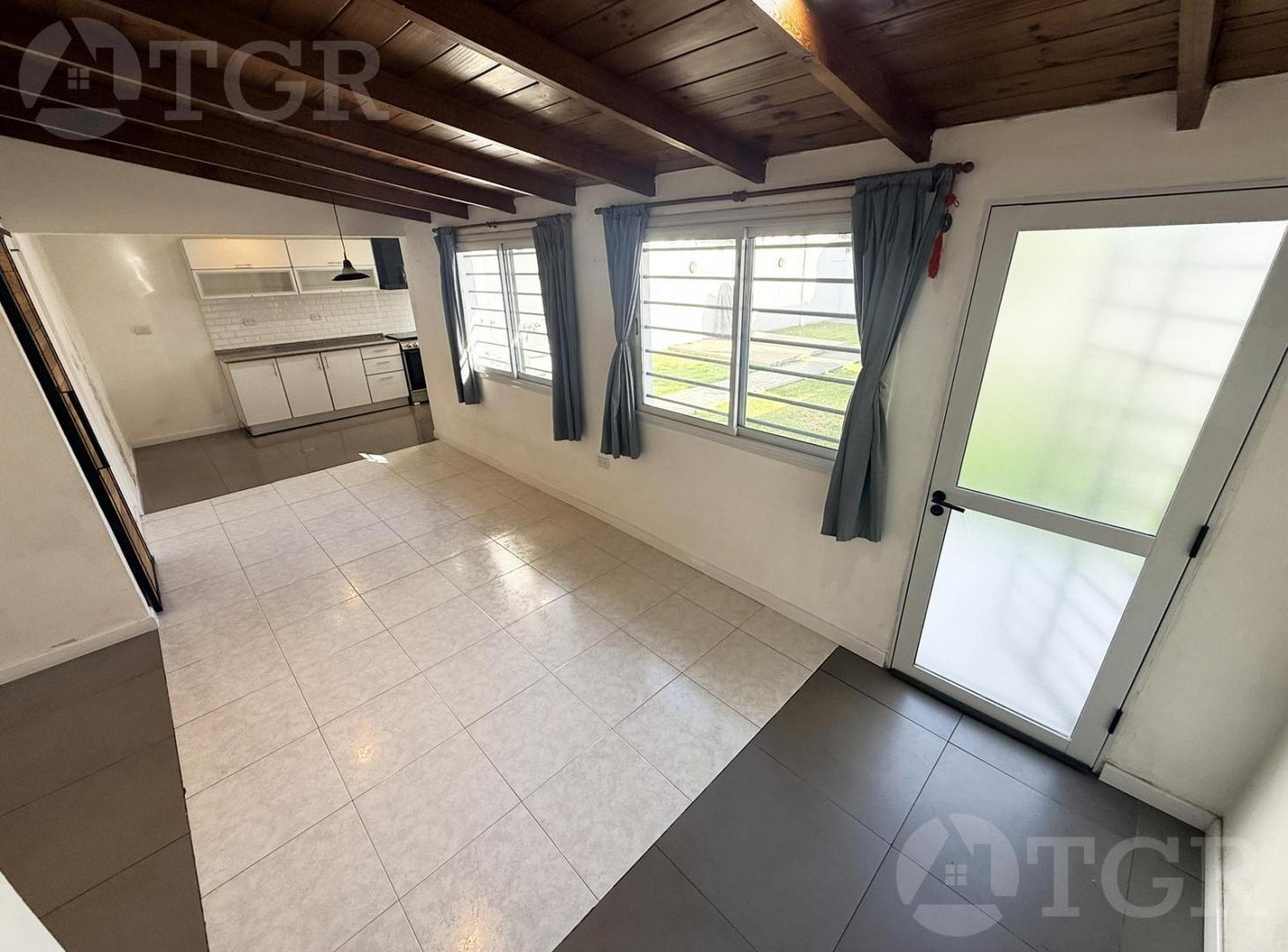 Foto de VENTA CASA 3 AMBIENTES, JARDÍN CON 2 COCHERAS EN SAN ANDRÉS, ZONA, imagen 1