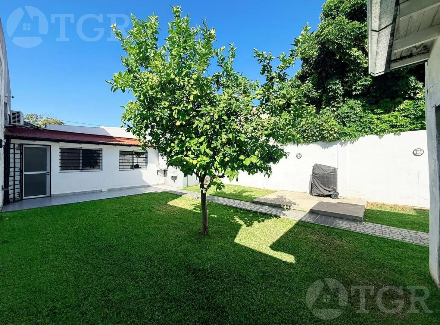 VENTA CASA 3 AMBIENTES, JARDÍN CON 2 COCHERAS EN SAN ANDRÉS, ZONA AGUSTINIANO. 3
