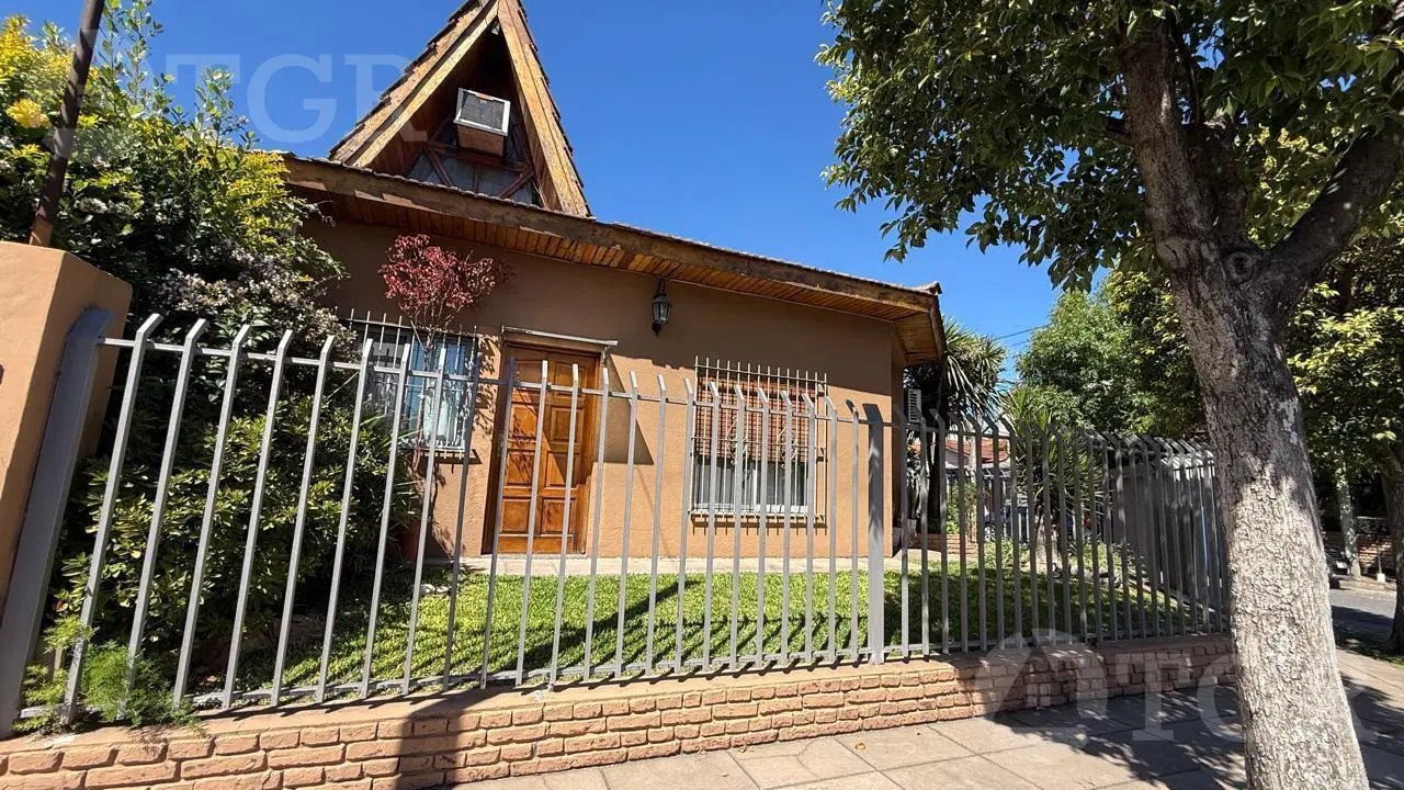 PH en venta de 5 ambienets con cochera en Ciudad Jardín 3