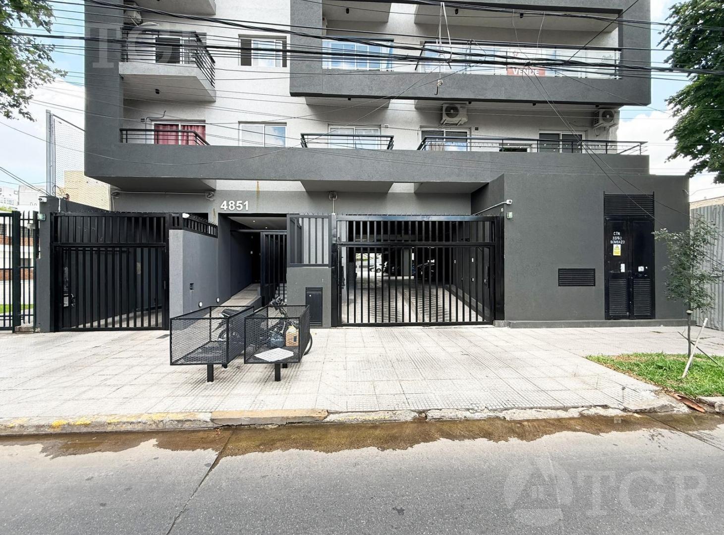 Venta 4 ambientes cochera en Caseros baja expensa