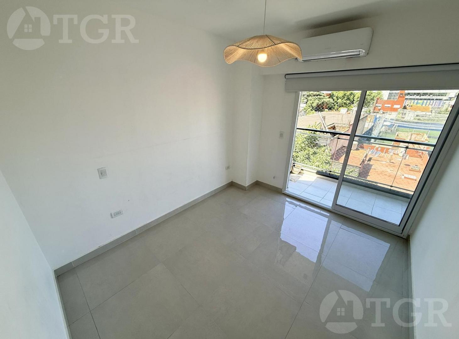 Venta 4 ambientes cochera en Caseros baja expensa