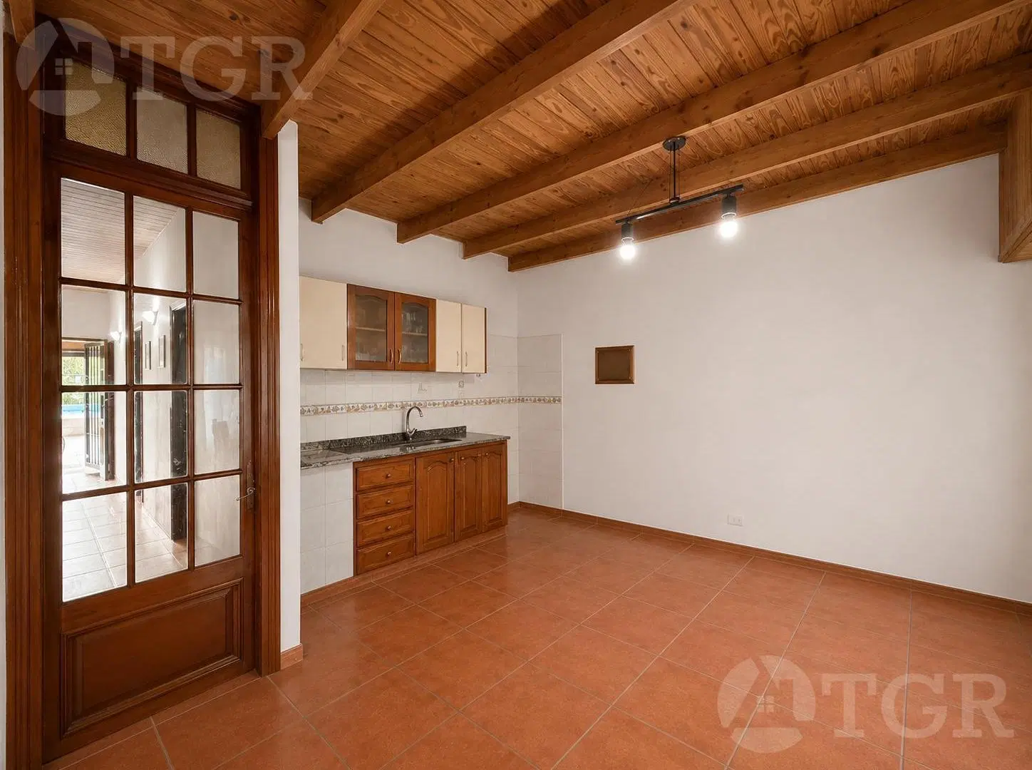 Venta casa 4 ambientes con jardín, pileta, quincho y cochera en Berazategui 5