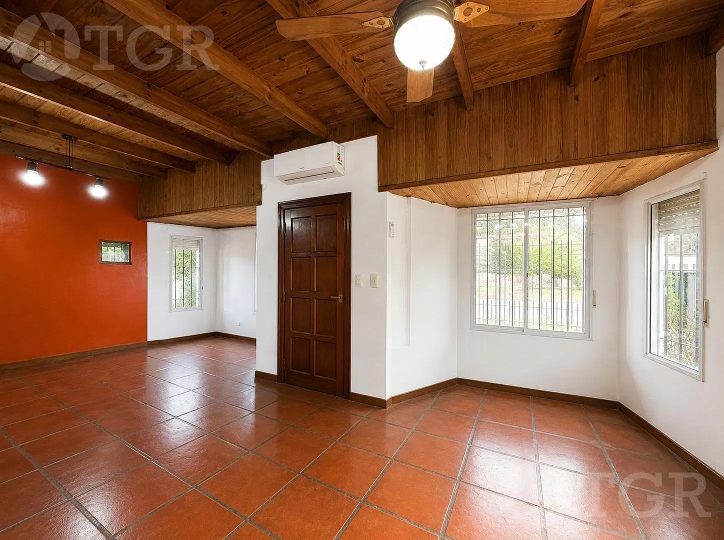 Venta casa 4 ambientes con jardín, pileta, quincho y cochera en Berazategui 3