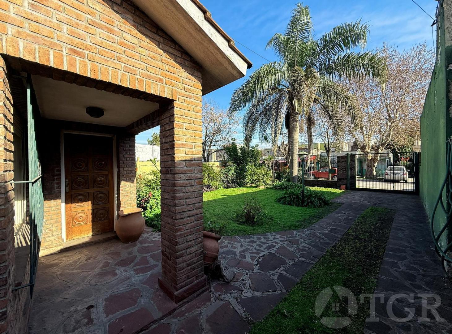 Foto de VENTA Casa de Epoca en dos plantas Lote de 374 m², 4 amb. Jardin, imagen 2