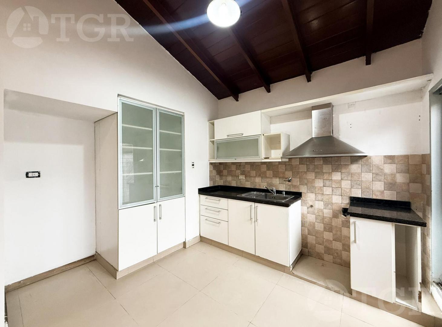 Foto de Venta Casa de 4 ambientes con Quincho y Cochera en Palomar, imagen 4