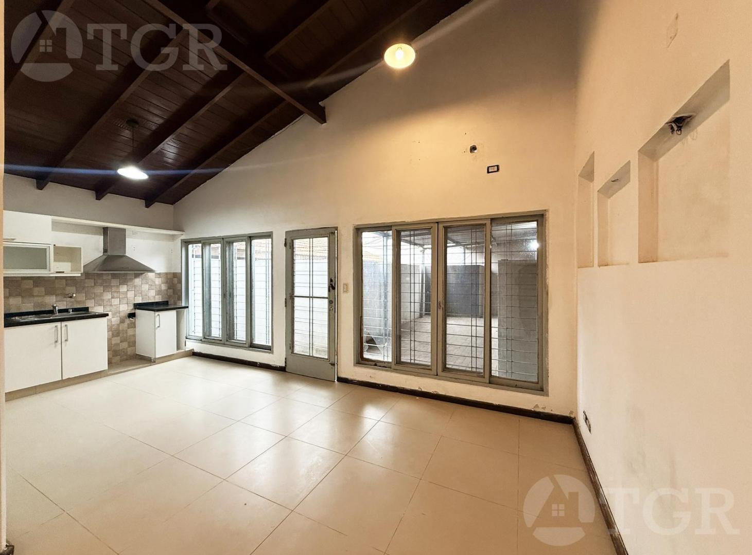 Foto de Venta Casa de 4 ambientes con Quincho y Cochera en Palomar, imagen 5