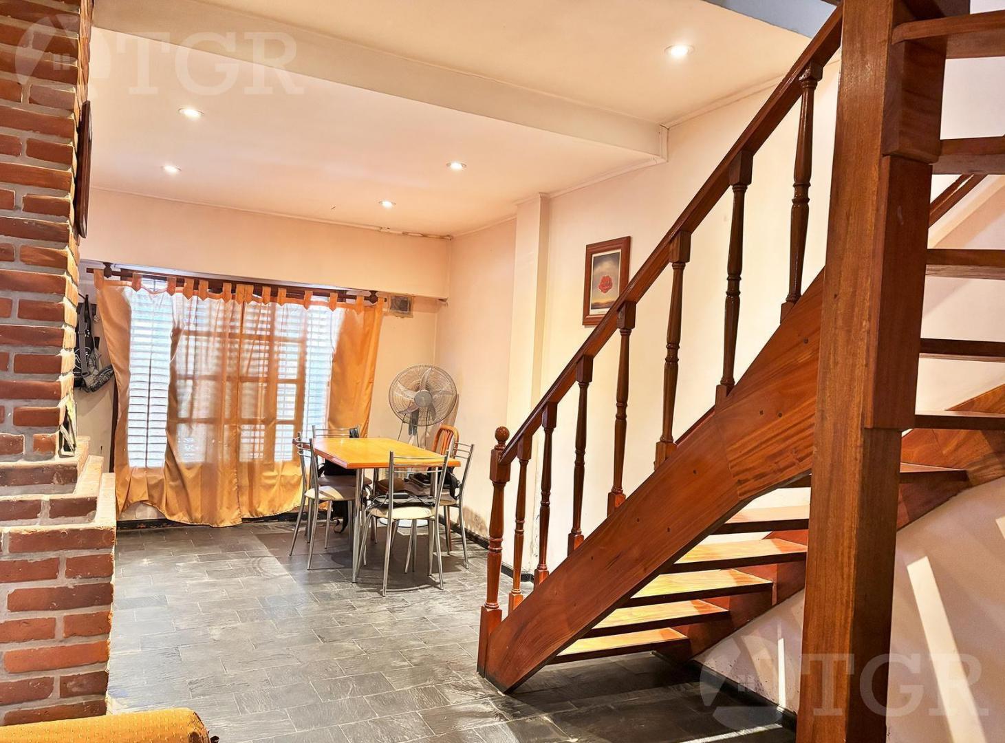Foto de Venta Casa en dos plantas con Patio Quincho Garage en Ballester, imagen 1