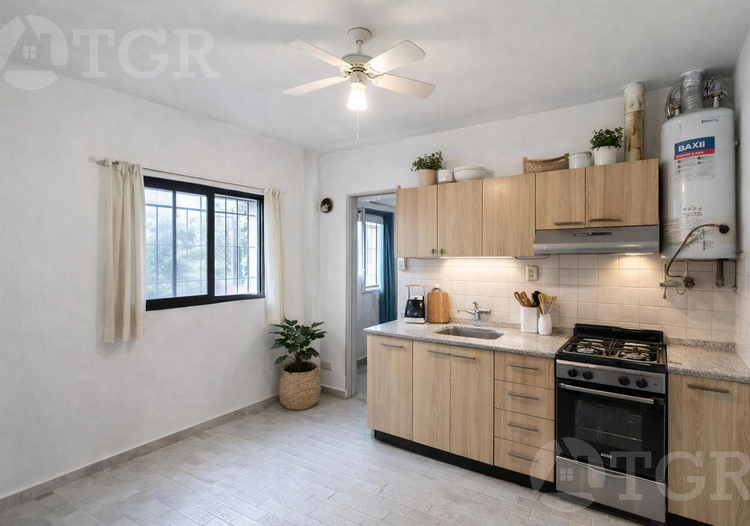 Foto de Venta PH 4 ambientes a reciclar con entrada independiente en Villa, imagen 2