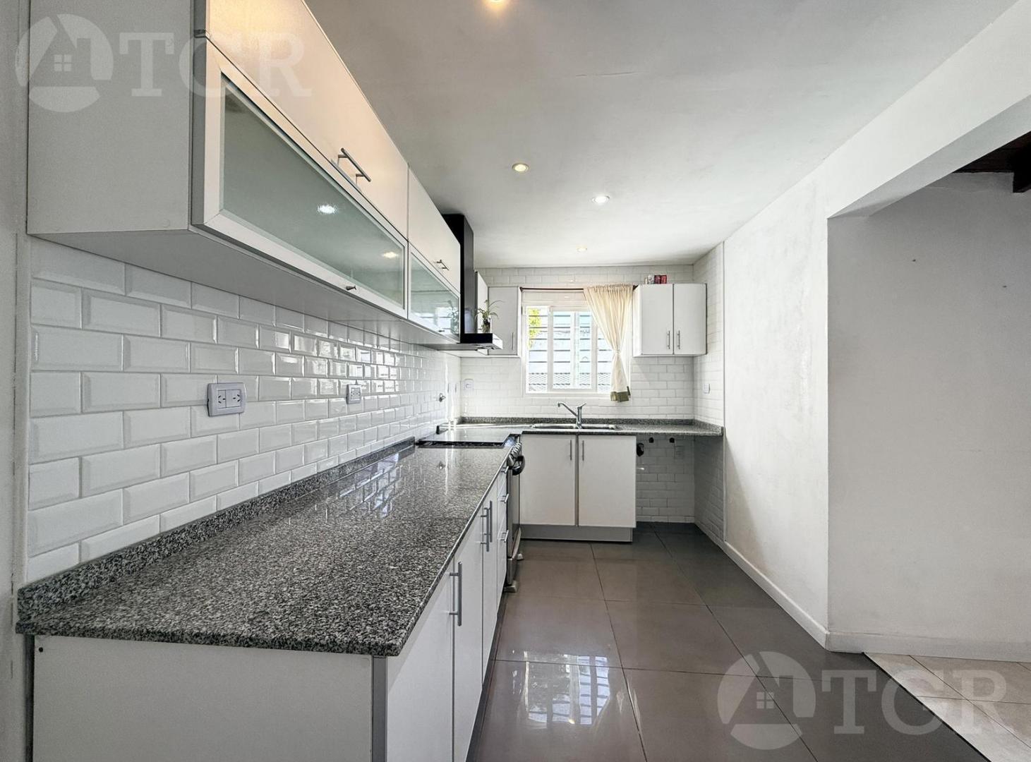 Foto de VENTA CASA 3 AMBIENTES, JARDÍN CON 2 COCHERAS EN SAN ANDRÉS, ZONA, imagen 2