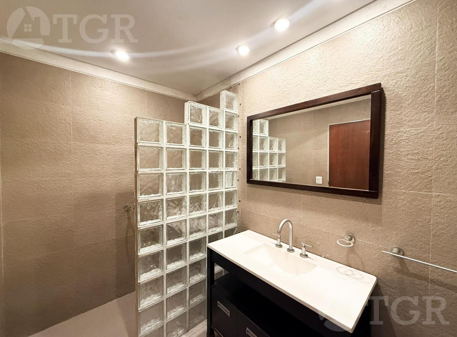 Foto de Venta Casa de 4 ambientes con Quincho y Cochera en Palomar, imagen 2