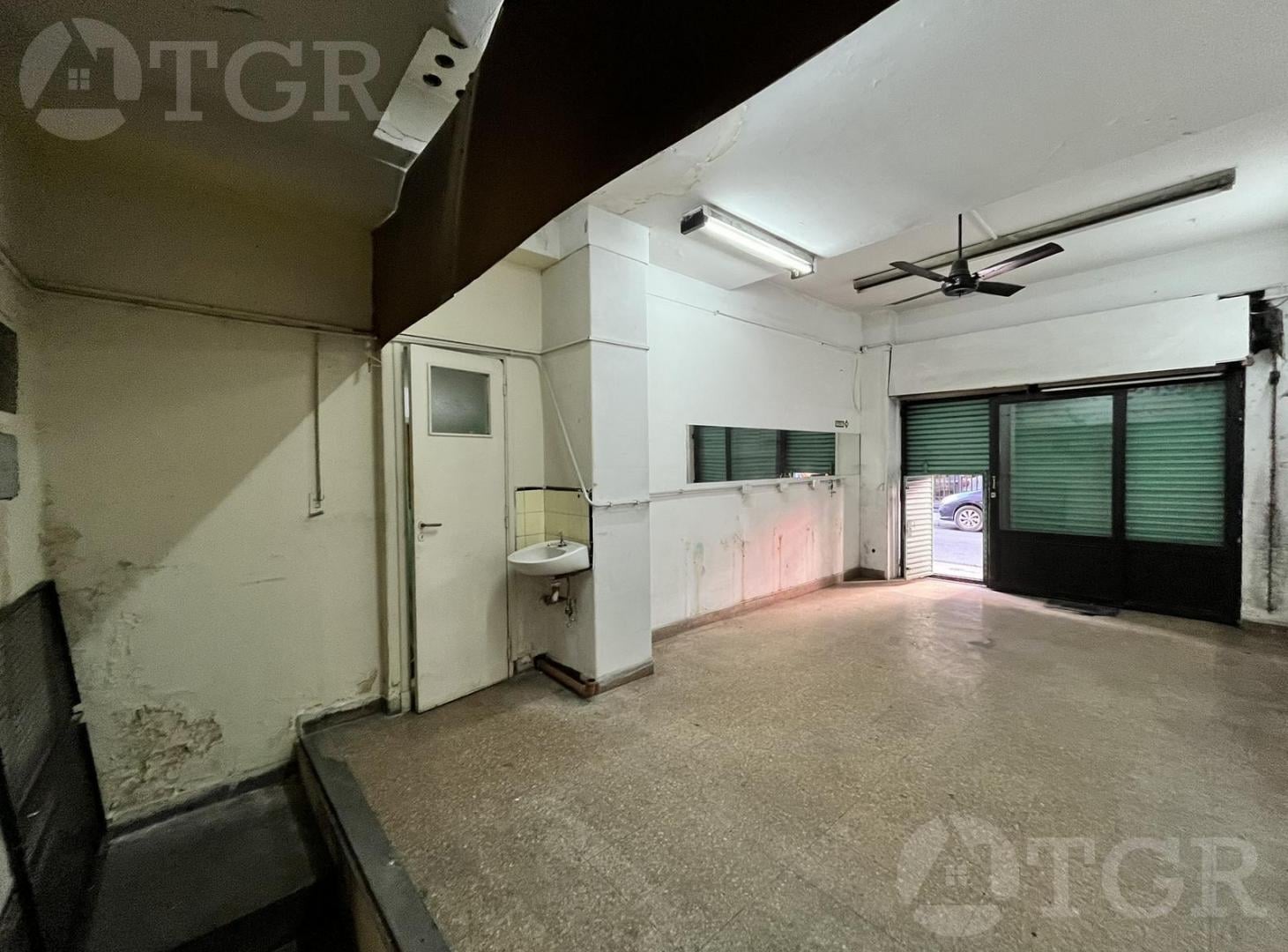 Foto de Venta Local Comercial en Barrio Monserrat, luminoso, amplio sotano, imagen 2