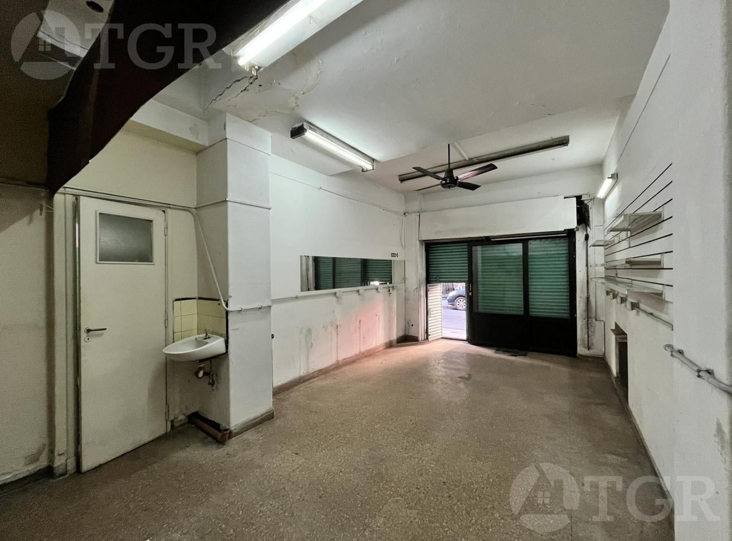 Foto de Venta Local Comercial en Barrio Monserrat, luminoso, amplio sotano, imagen 1