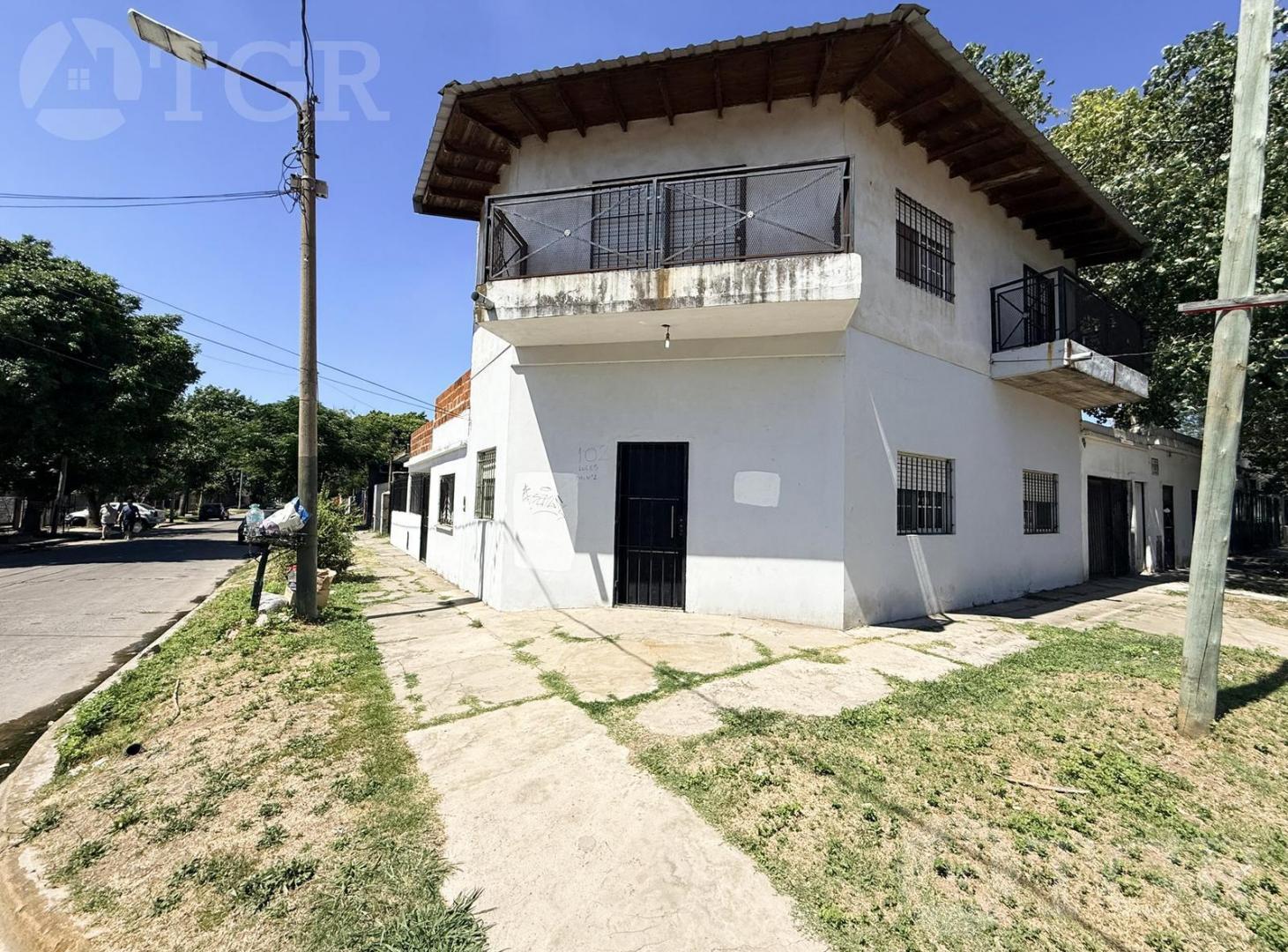 Foto de Venta de 2 Casas con garaje y patio APTO CREDITO. Temperley, imagen 1