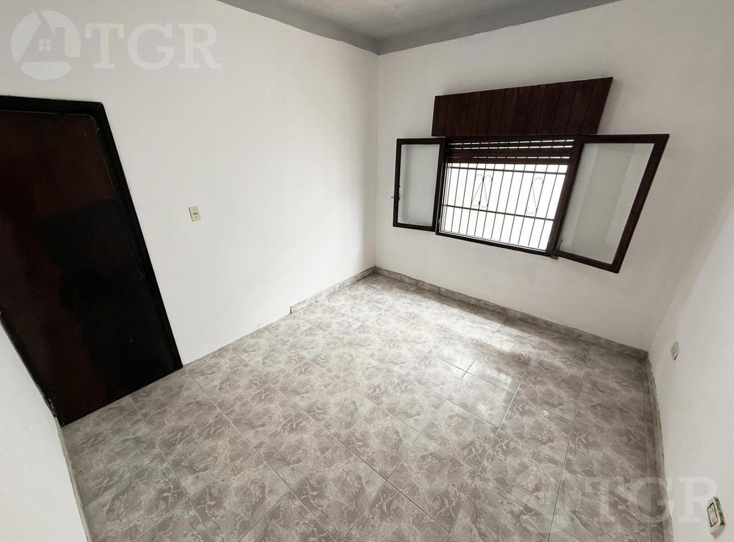 Foto de Casa con Pileta y Gran Lote de 370m² en Tristán Suárez -, imagen 5