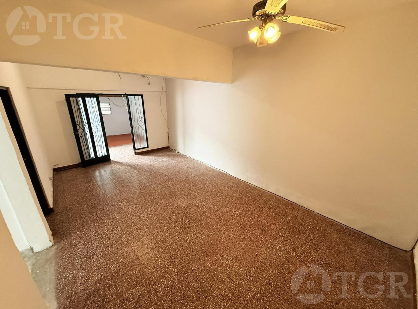 Foto de Casa con Pileta y Gran Lote de 370m² en Tristán Suárez -, imagen 3