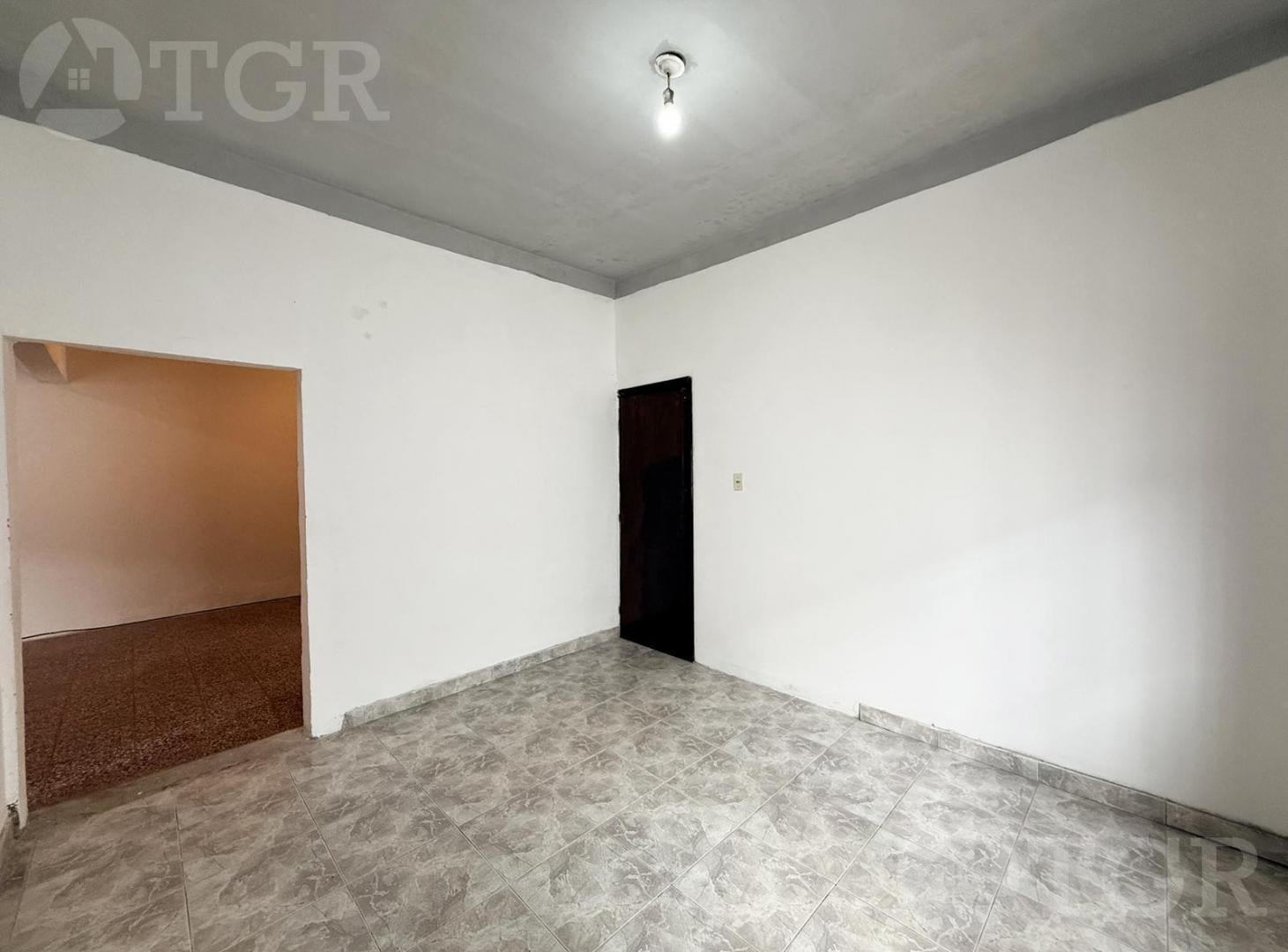 Foto de Casa con Pileta y Gran Lote de 370m² en Tristán Suárez -, imagen 4