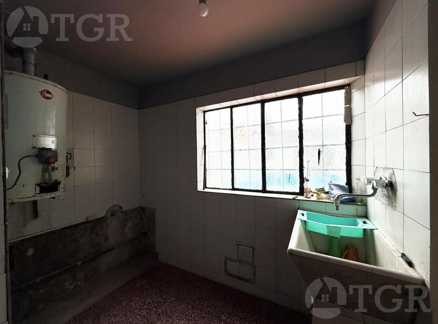 Foto de Casa con Pileta y Gran Lote de 370m² en Tristán Suárez -, imagen 2