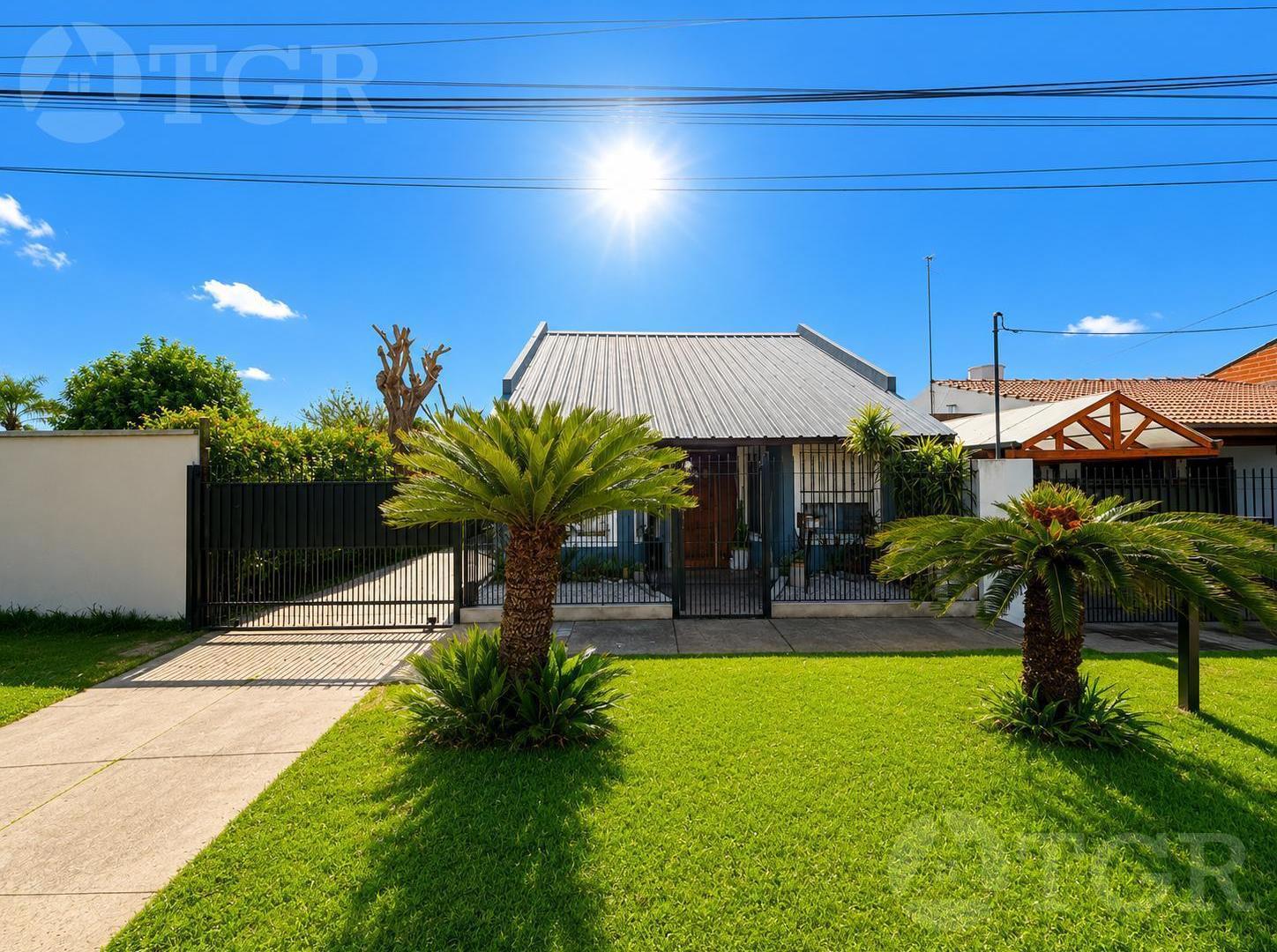 Foto de Venta casa 4 ambientes con jardín, pileta, quincho y cochera en, imagen 1