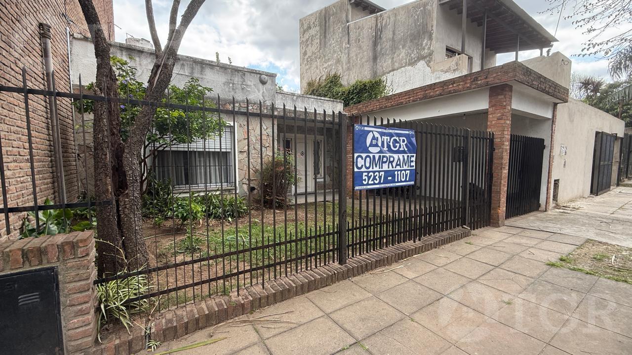 Foto de Casa con patio, cochera y terraza en Caseros, imagen 2