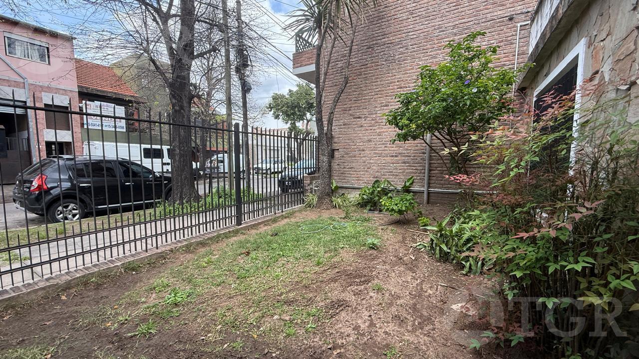 Foto de Casa con patio, cochera y terraza en Caseros, imagen 4