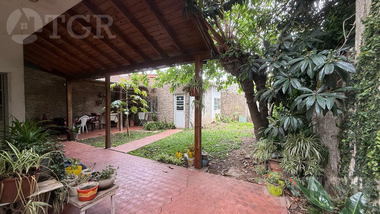 Foto de Casa con patio, cochera y terraza en Caseros, imagen 1