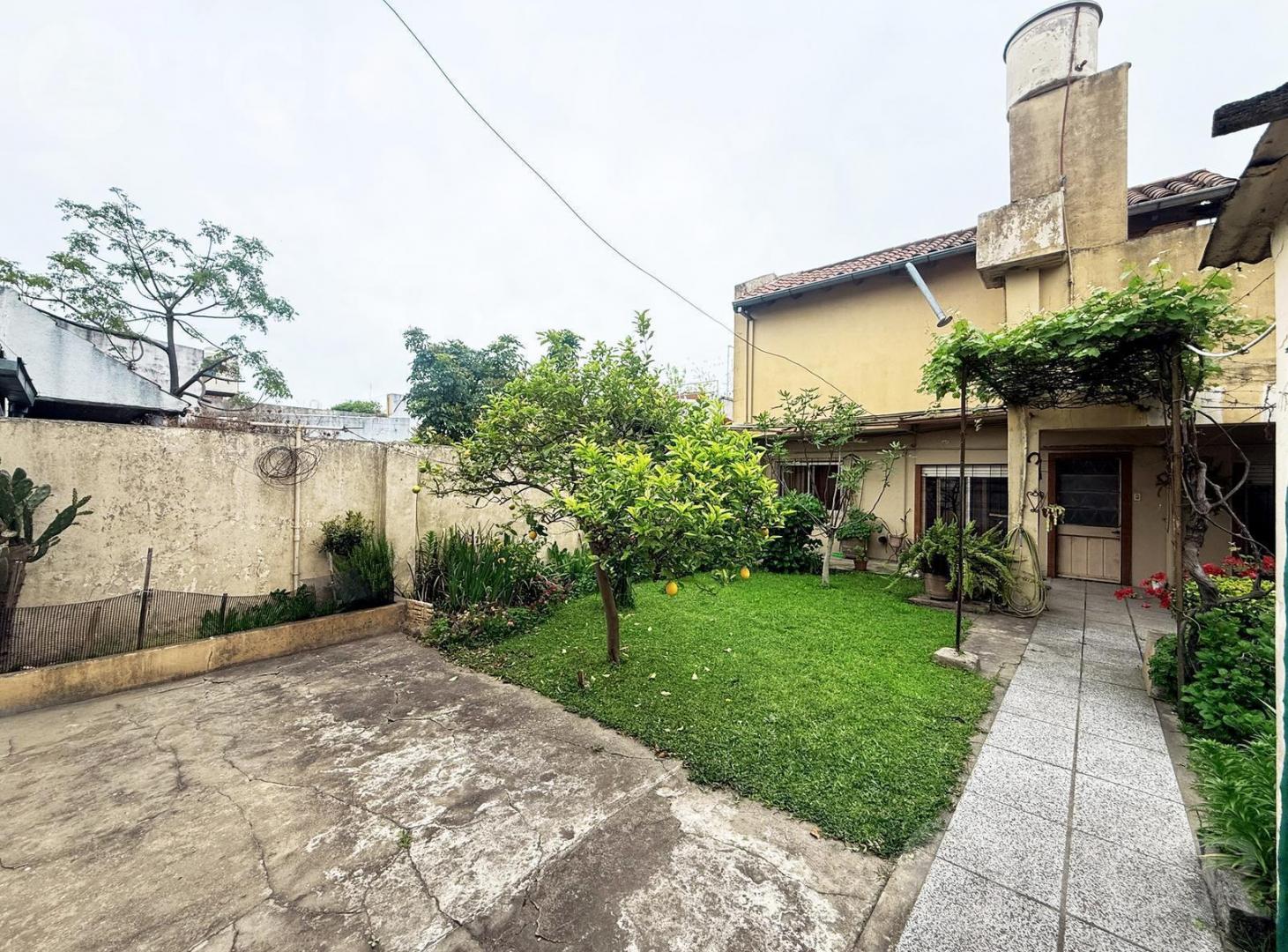 Foto de Venta Casa de 4 ambientes con cochera y quincho en Pablo podestad APTO, imagen 3