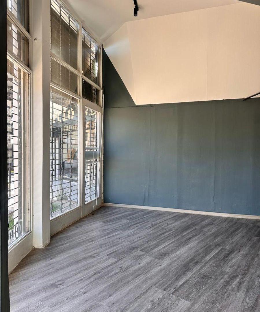 Foto de RECTA MARTINOLI LOCAL 16 M2 EXCELENTE ESQUINA CON GRAN VIDRIERA $ 700.000, imagen 3
