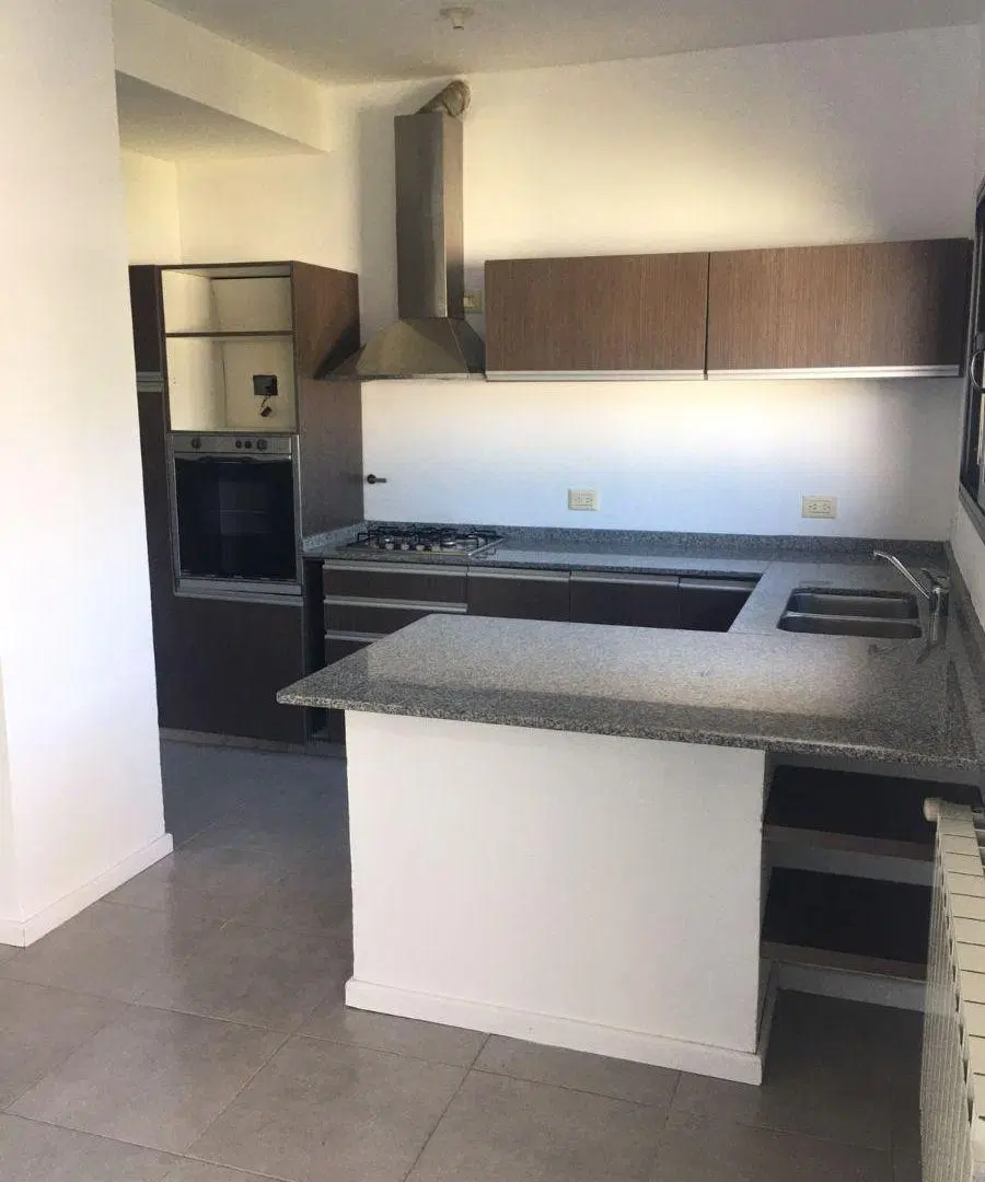 CHACRAS DEL NORTE DUPLEX 3 DORMITORIOS SUITE C / CALEFACCIÓN CENTRAL
U$S 220.000 2