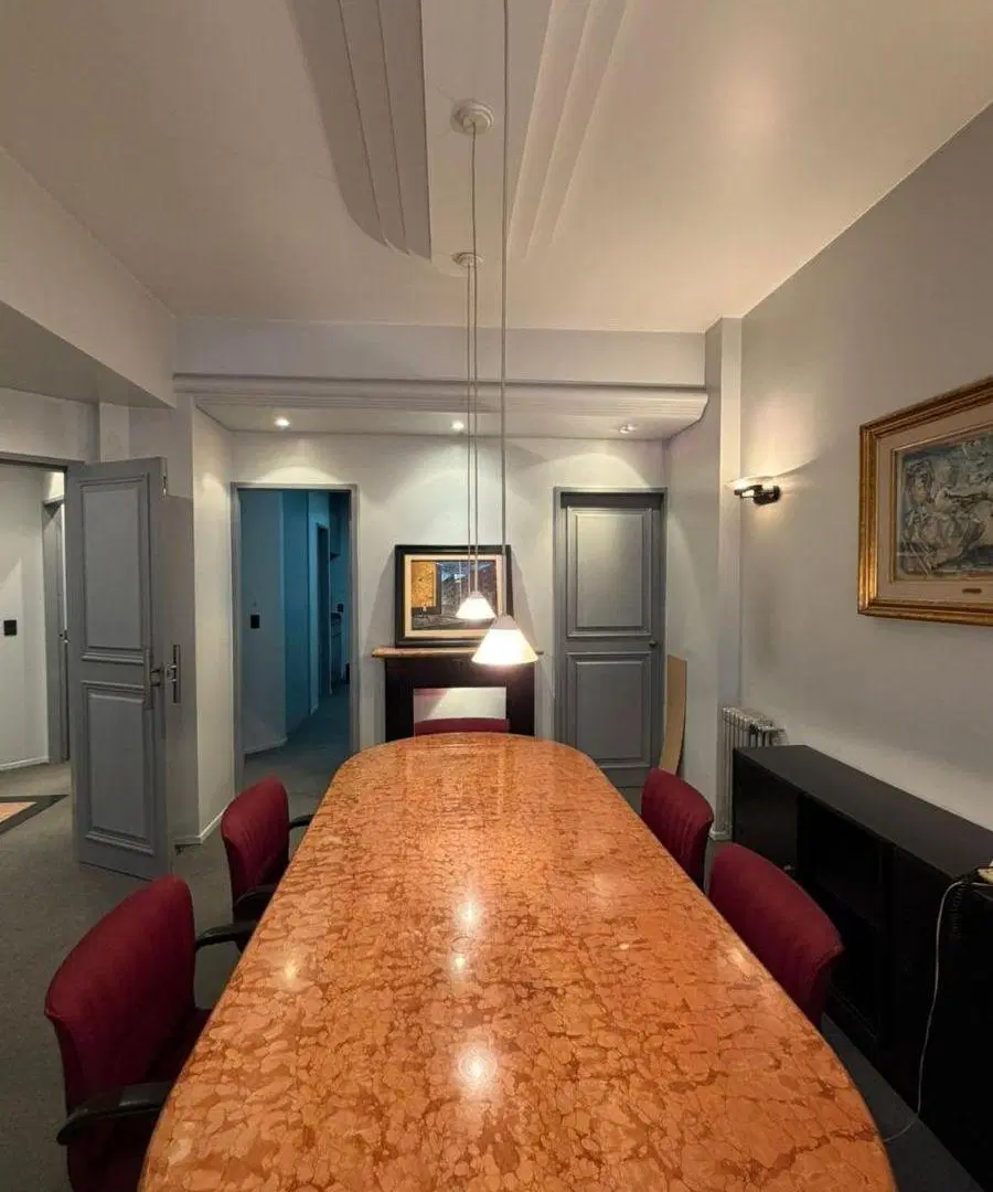 OFICINA IMPECABLE, CON MUEBLES, FRENTE A RENTAS 4