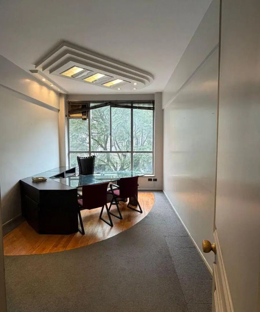 OFICINA IMPECABLE, CON MUEBLES, FRENTE A RENTAS 2