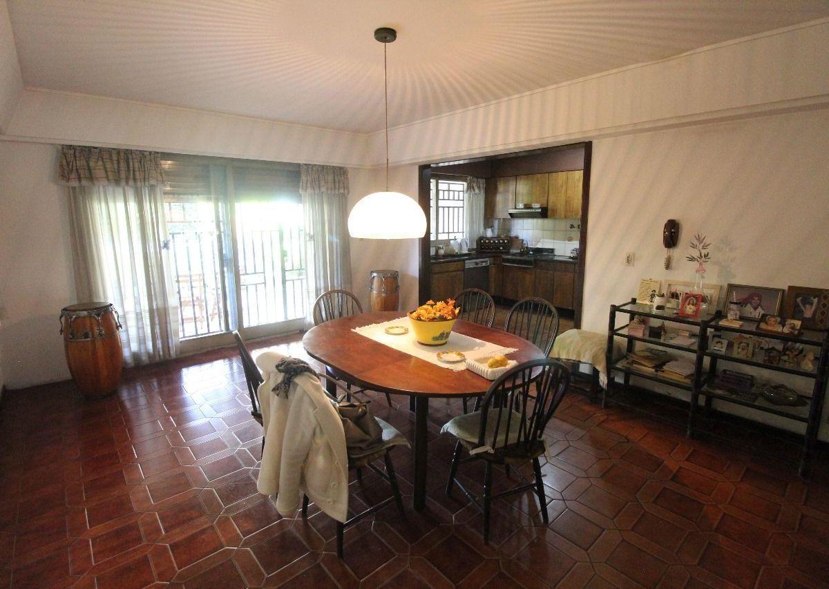 CHALET EN LOTE PROPIO 4 AMBIENTES CON COCHERA, PARQUE, PILETA Y PLAYROOM.