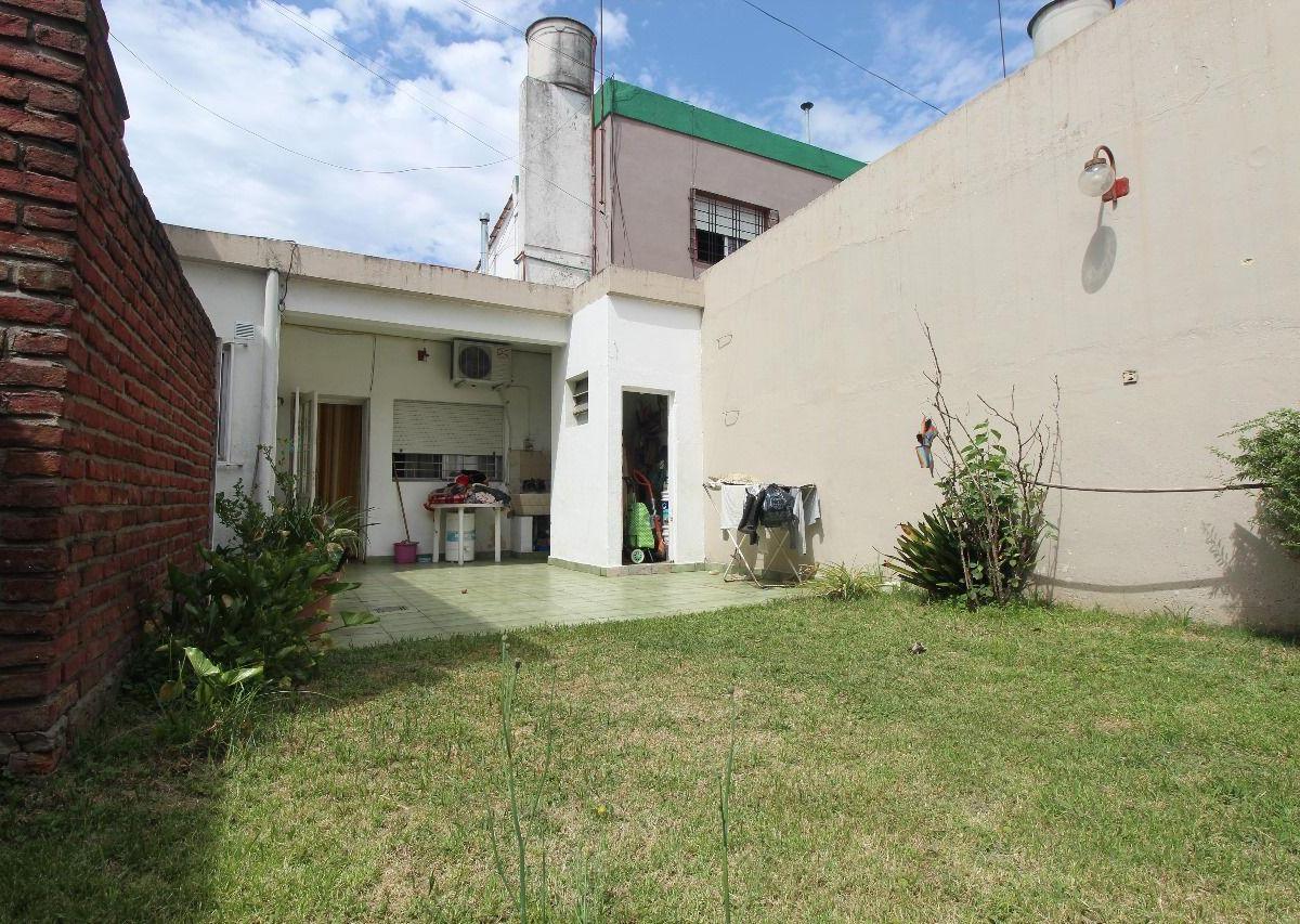CASA con JARDIN y COCHERA + DEPARTAMENTO 3 AMBIENTES con PATIO Y COCHERA + LOCAL