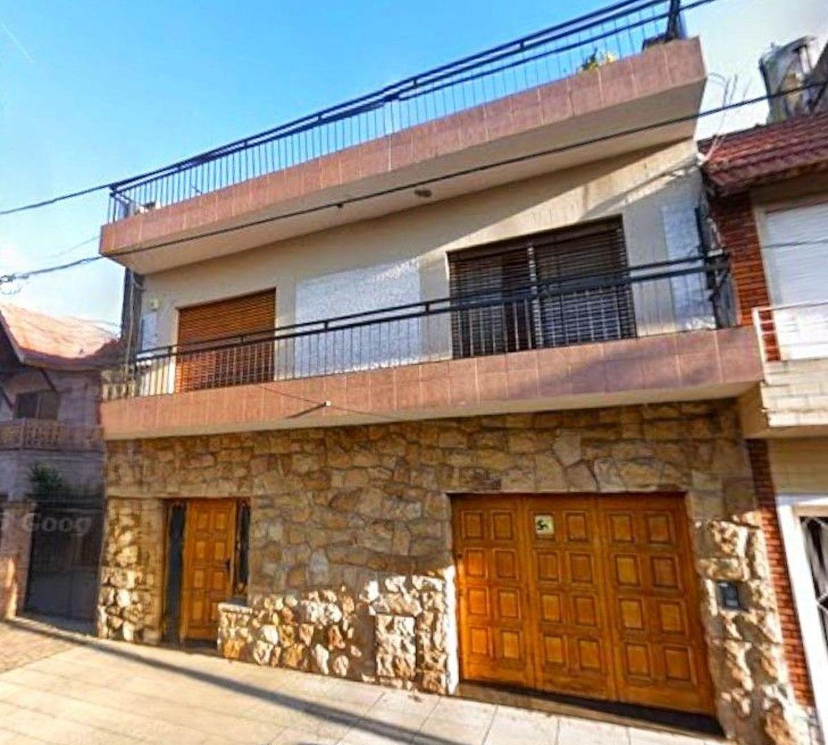 Casa 5 Ambientes en Ramos Mejía, excelente ubicación 2 cuadras de Av de Mayo