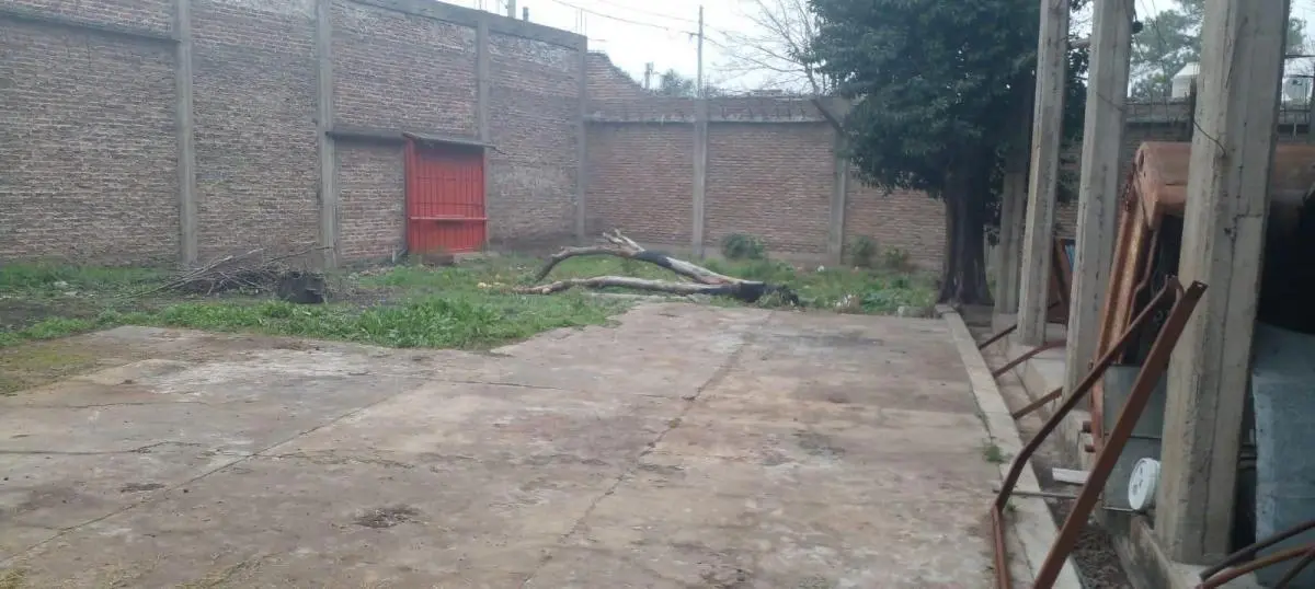 Galpon sobre Av Juan Manuen de Rosas, con salida a 2 calles 5