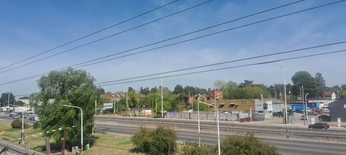 Galpon sobre Av Juan Manuen de Rosas, con salida a 2 calles 4