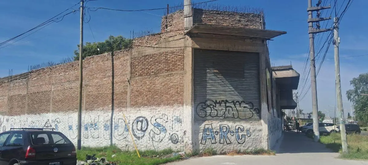 Galpon sobre Av Juan Manuen de Rosas, con salida a 2 calles 3