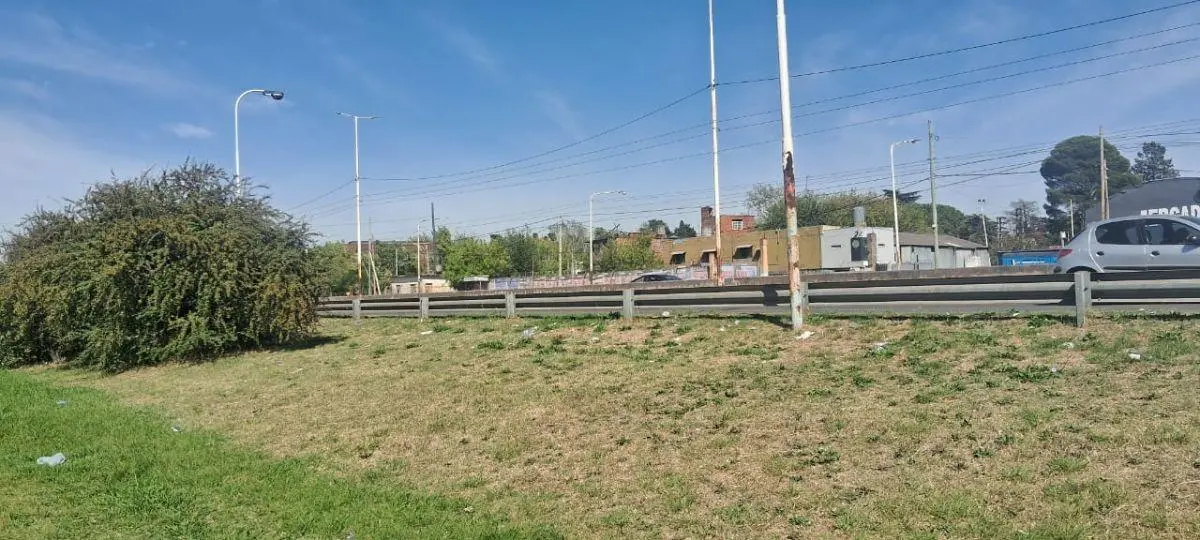 Galpon sobre Av Juan Manuen de Rosas, con salida a 2 calles 2