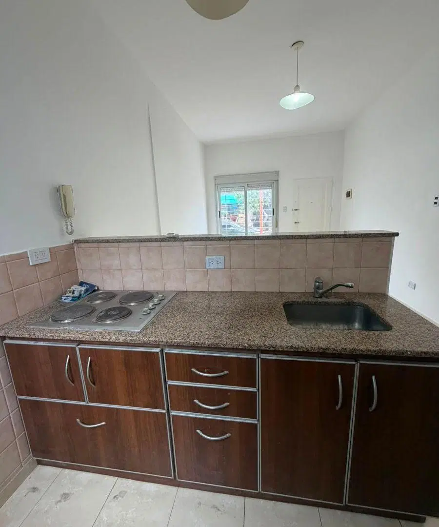 Departamento de 1 ambiente al frente con patio sin expensas 4