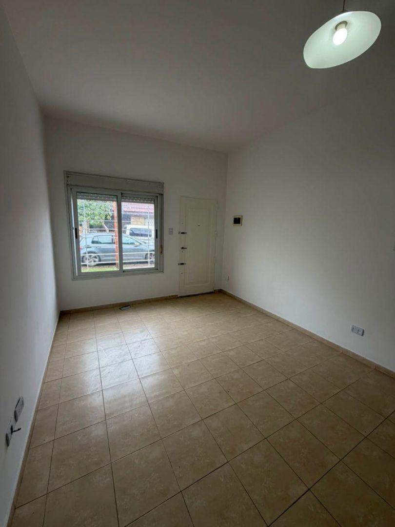 Foto de Departamento de 1 ambiente al frente con patio sin expensas, imagen 2