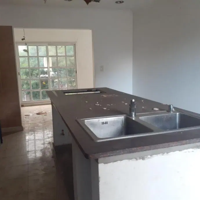 Lote en muy buen ubicación ideal constructor. 8,66 X 43.30 Zonificacion RA 2