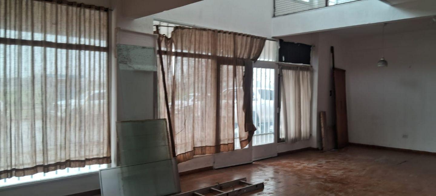 Foto de Local En Av pte. Peron y La Paz, imagen 5