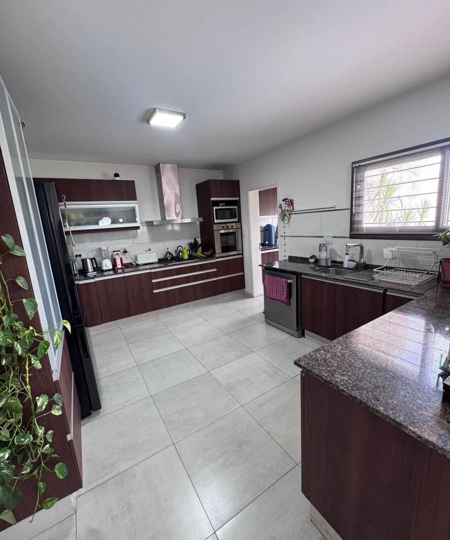 Foto de Casa de categoría - 3 dor c/patio y pileta - Tejas 2, imagen 2