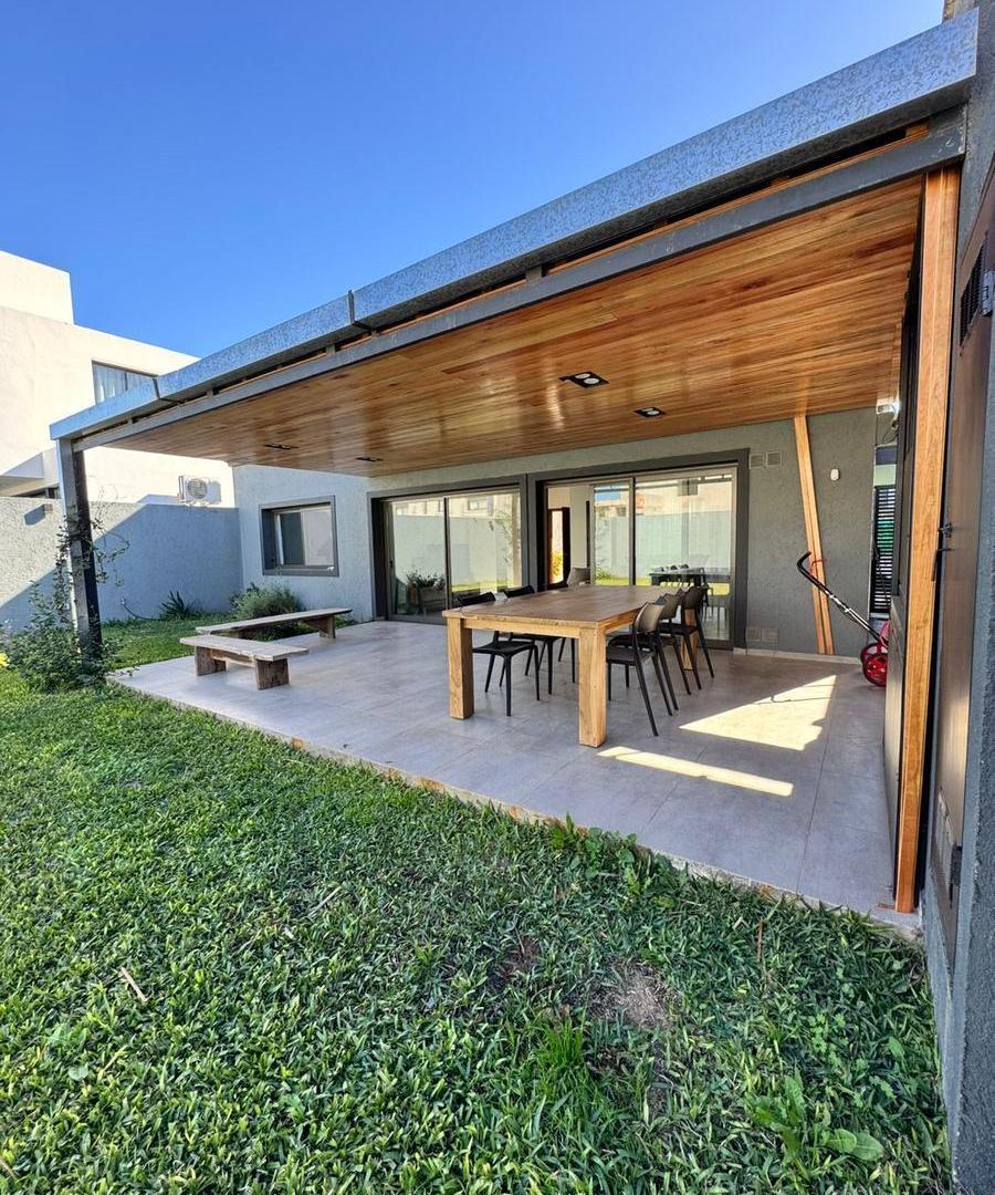 Foto de Casa 2 dor c/ gran patio y cochera - Mansos del Sur, imagen 4