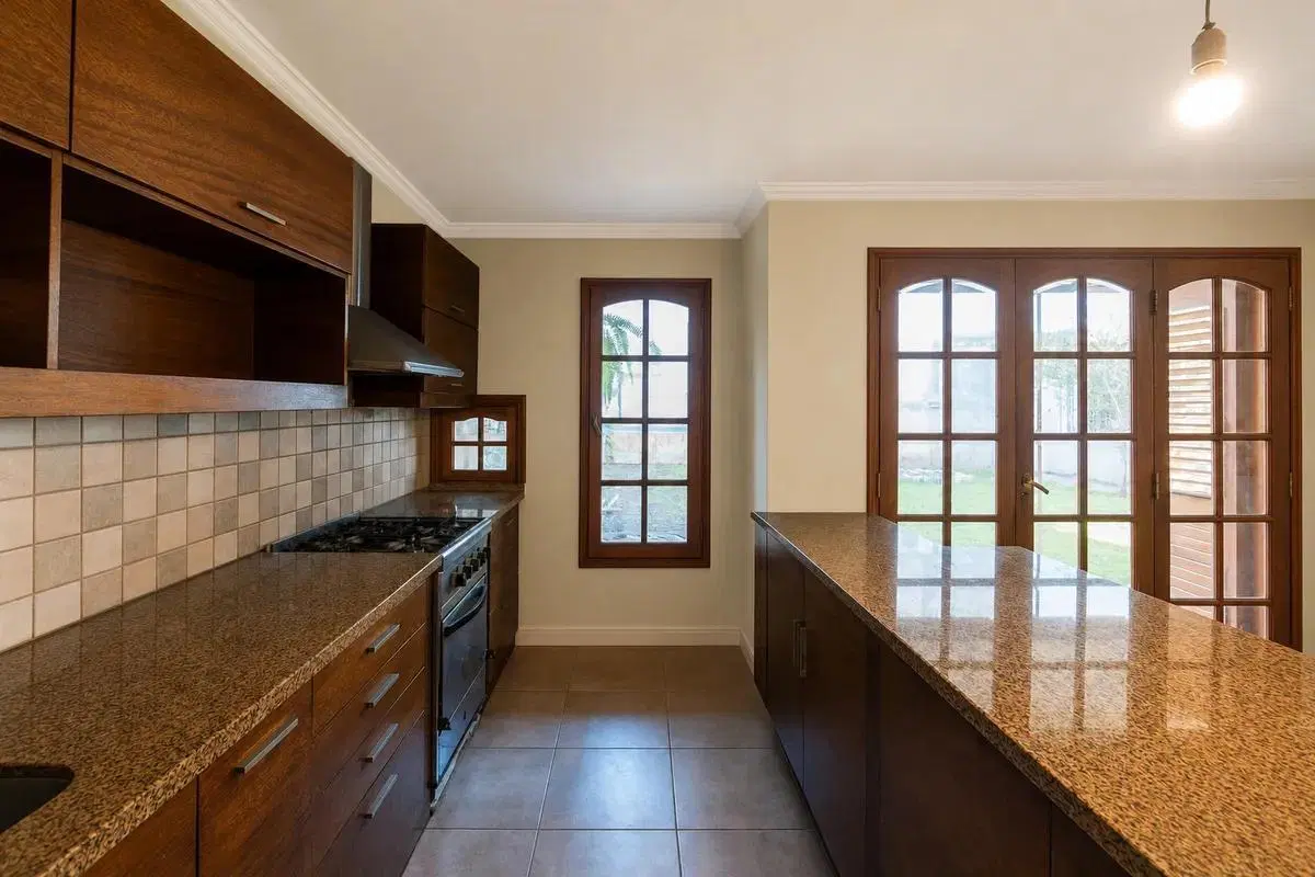 CASA- 4 DORMITORIOS - B° PARQUE LATINO 8