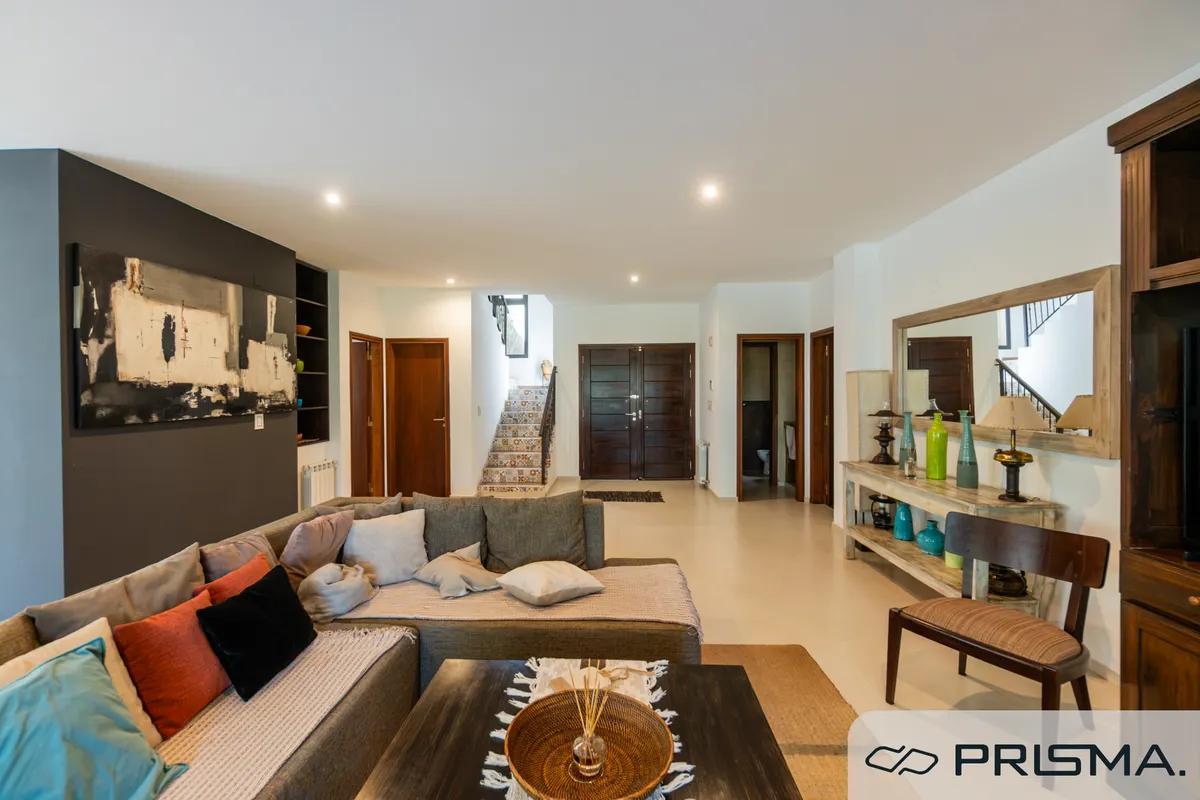 Foto de CASA - 4 DORMITORIOS - VILLA ALLENDE, imagen 2